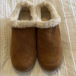 Minnetonka Women's Tempe Suede Indoor and Outdoor Slippers size 6 M